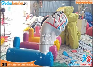 ngựa bơm hơi sắc màu