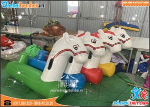 ngựa bơm hơi sắc màu