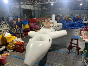 máy bay bơm hơi đồ chơi team building