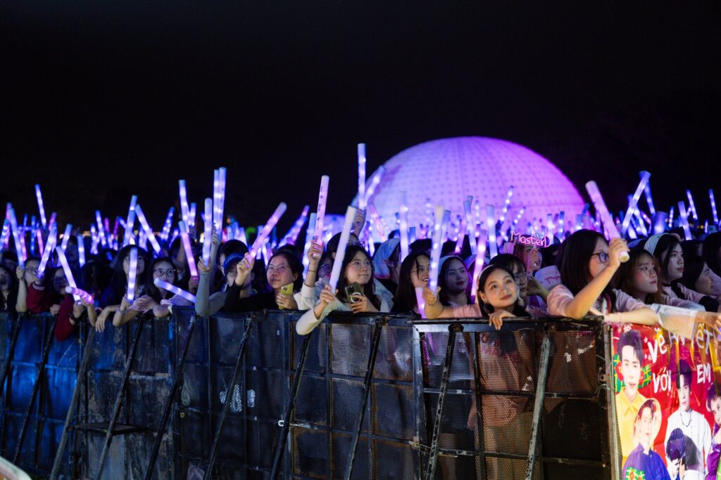 Lều Mái Vòm Tuyết Bơm Hơi Đổi Màu Số 1 Thị Trường 14